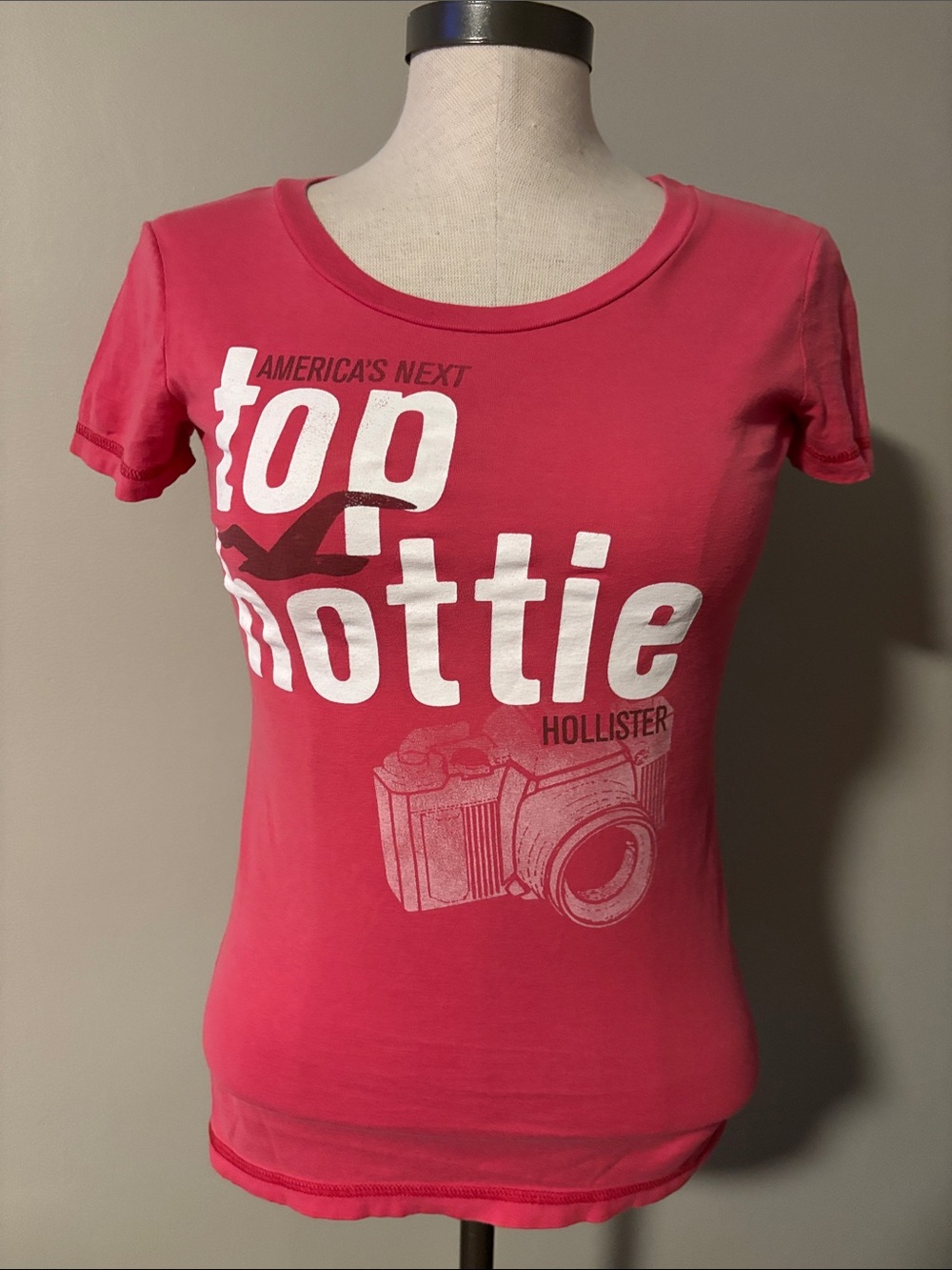 Hollister Women's Bright Pink Graphic 'Top Hottie' Tee